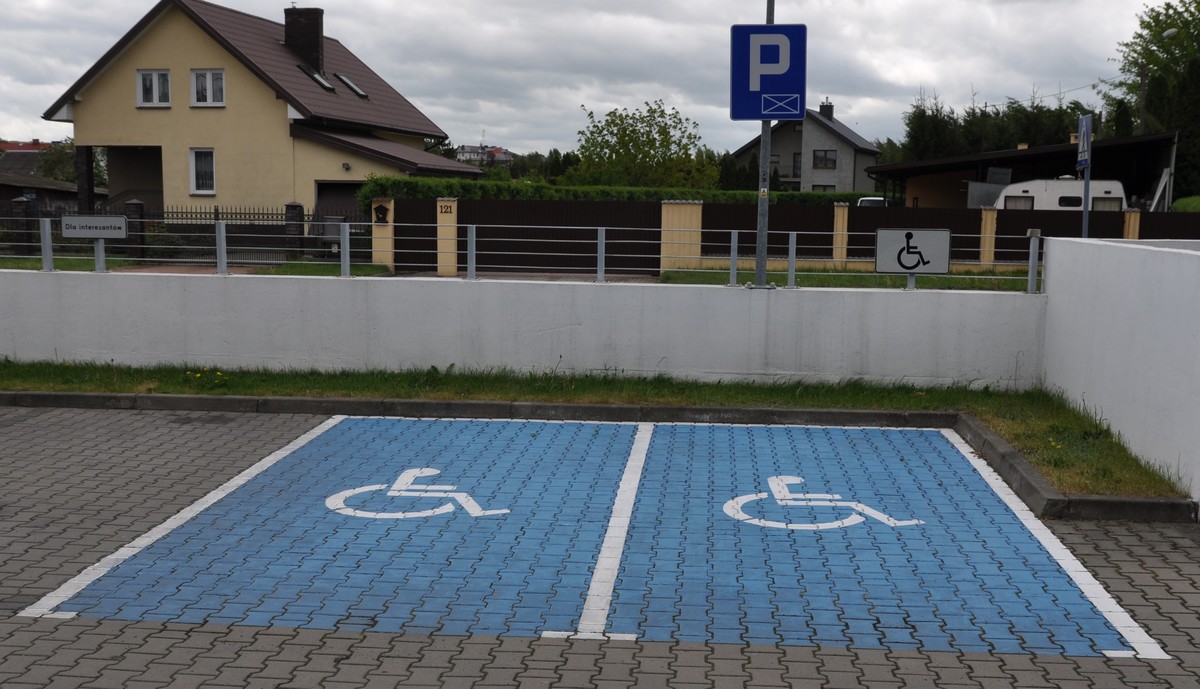 Wyznaczone dwa miejsca parkingowe dla osób z niepełnosprawnością przy budynku Komendy Powiatowej Policji w Radzyniu Podlaskim