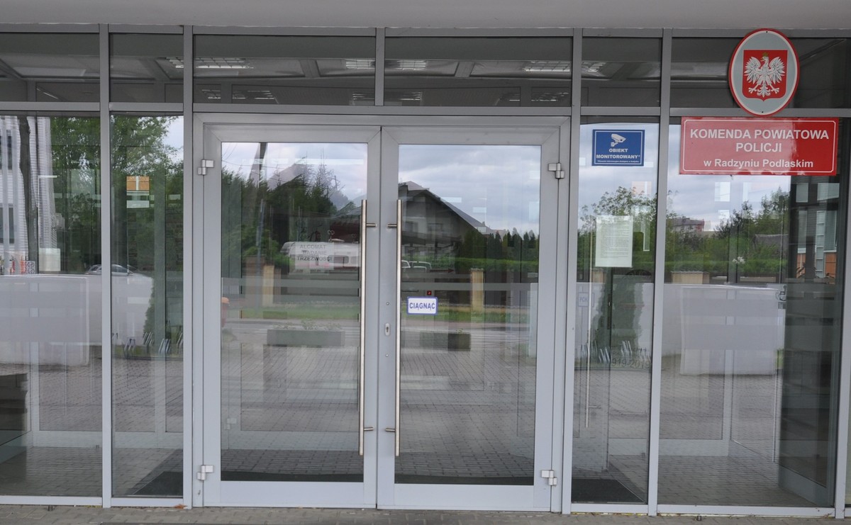 Szklane drzwi prowadzące do budynku Komendy Powiatowej Policji w Radzyniu Podlaskim