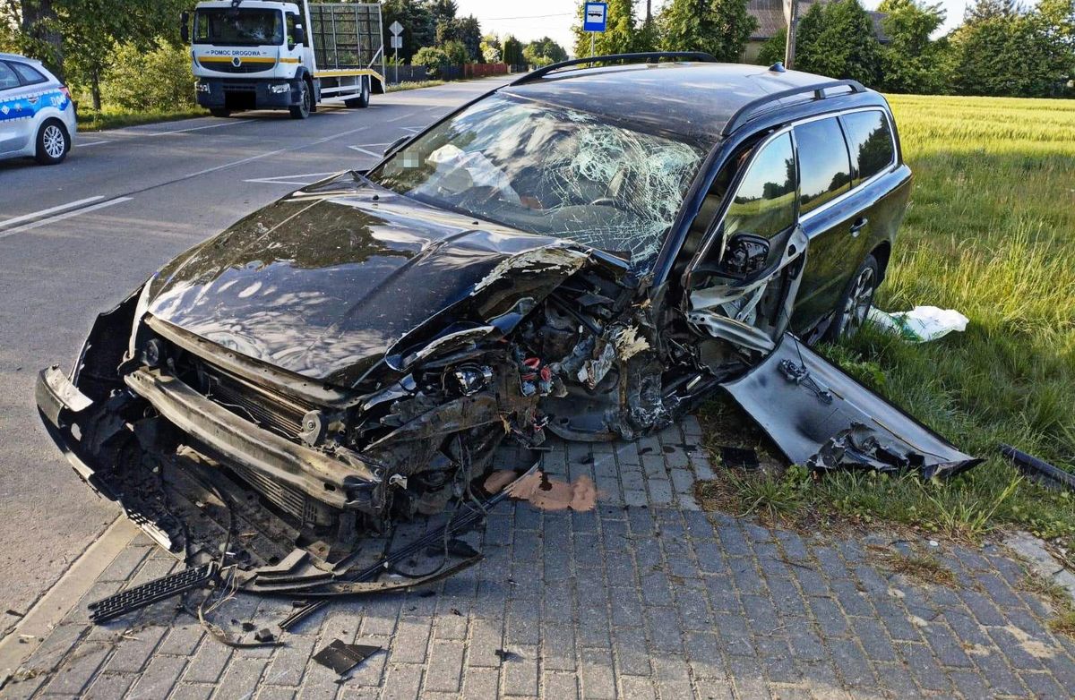 Rozbite auto koloru czarnego marki Volvo.