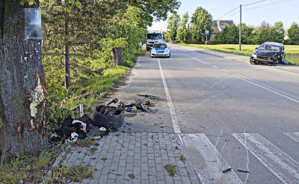 Rozbite auto i urawne koło z pojazdu.