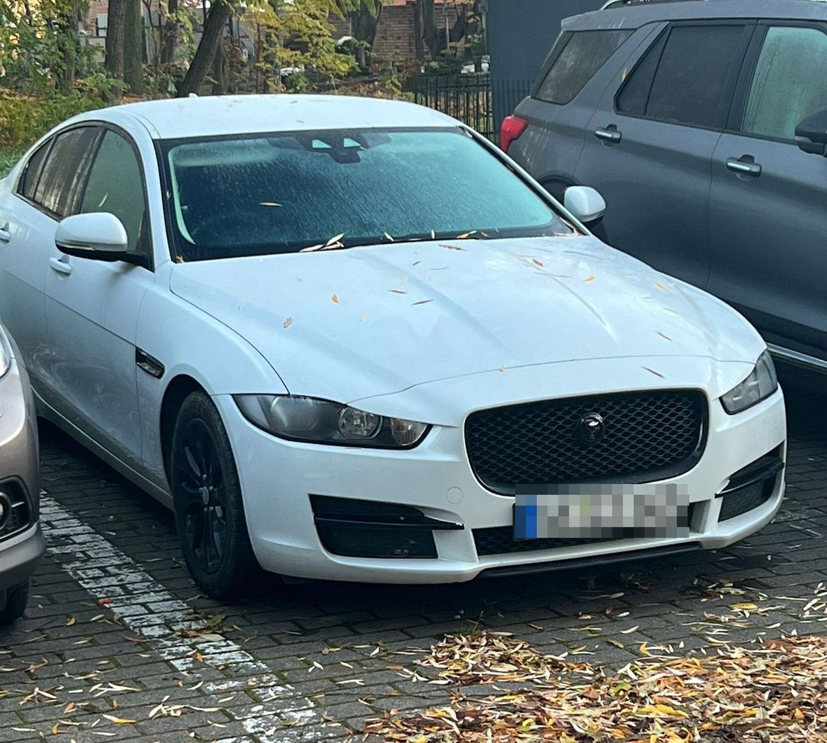 Skradziony samochód marki Jaguar.