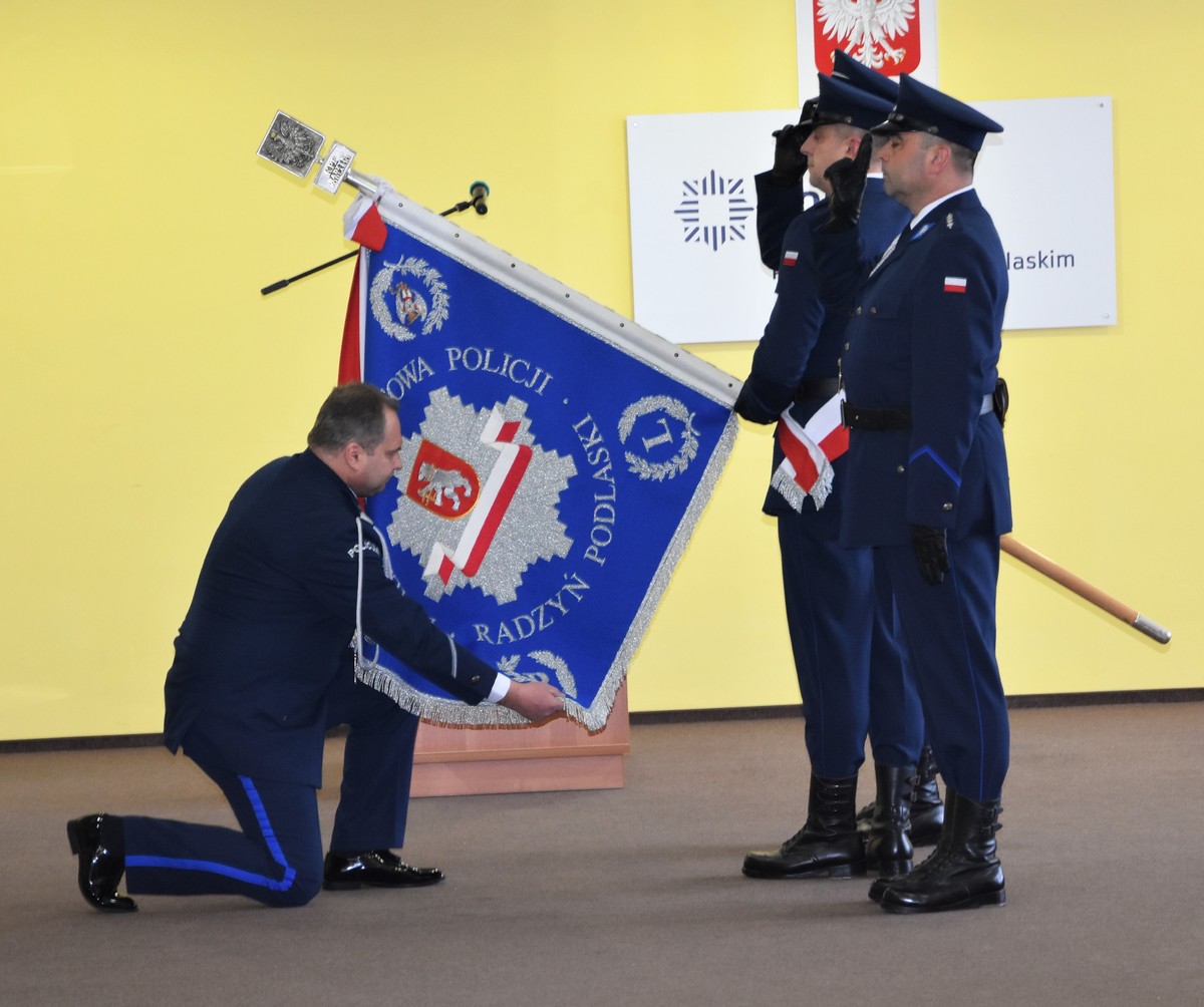 młodszy inspektor Mariusz Woźniak wita się ze sztandarem jednostki