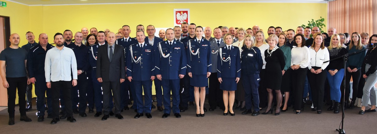 Zdjęcie grupowe policjantów i pracowników KPP w Radzyniu Podlaskim