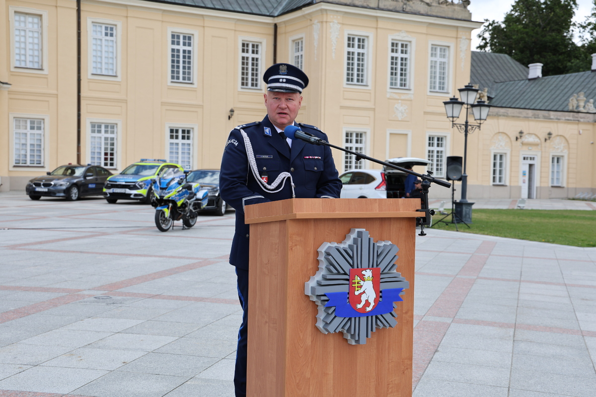 Komendant Powiatowy Policji w Radzyniu Podlaskim mł. insp. Mariusz Woźniak w trakcie przemówienia