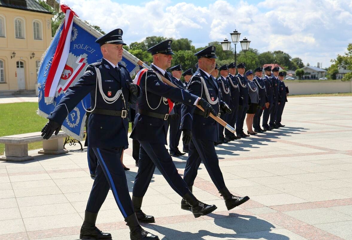 Maszerujący poczet sztandarowy.