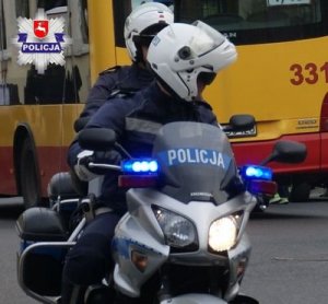 policjanci na motocyklach ubrani w goratexy służbowe, motocykle na światłach błyskowych,