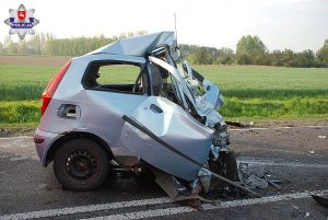 zmiażdżona przednia cześć samochód fiat punto