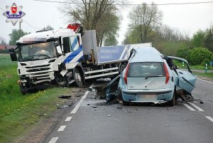 ciężarówka z rozbitym przodem, fiat punto z tyłu,