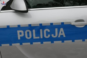 Napis Policja na drzwiach radiowozu