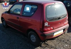 Samochód koloru czerwonego stojący na parkingu