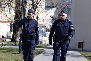 Policjanci patrolujący ulice