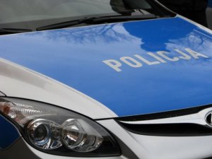 Napis Policja na pokrywie silnika