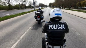 Policjanci jadący na motocyklach