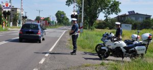 Policjanci przy motocyklach w rejonie przejazdu kolejowego