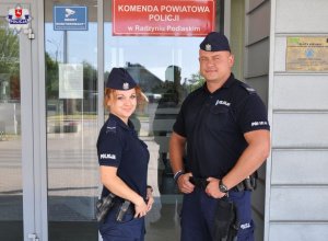 Policjanci sierżant Monika Golińsk-Pieśko i sierżant sztabowy Kamil Trochonowicz na tle budynku komendy