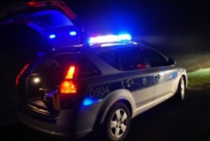 Radiowóz policji z włączonymi światłami błyskowymi