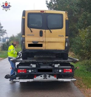 Renault Trafic stojący na lawecie