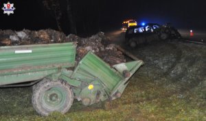 Uszkodzony rozrzutnik, a za nim samochód osobowy biorący udział w zdarzeniu.