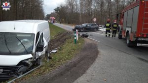 miejsce zdarzenia widok uszkodzonych samochodów, slużby na miejscu