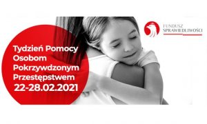 Kobieta trzyma na ręku dziecko. Z lewej strony widoczny biały napis w czerwonym kole: Tydzień Pomocy Osobom Pokrzywdzonym Przestępstwem 22-28.02.2021. Z prawej strony logo Funduszu Sprawiedliwości: biała głowa orła w koronie na czerwonym tle i czarny napis: Fundusz Sprawiedliwości.