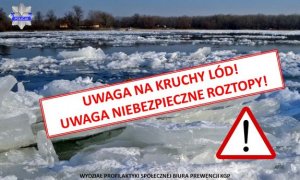 widok rzeki z kawałkami kry i lodu w oddali drzewa i budynki mieszkalne.
Na środku zdjęcia napis UWAGA NA KRUCHY LÓD, UWAGA NIEBEZPIECZNE ROZTOPY.