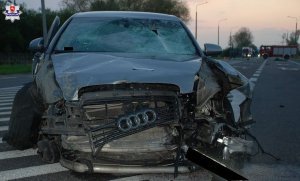 Uszkodzony samochód marki Audi stoi na jazdni
