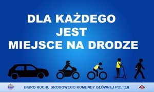 Na niebieskim tle napis &quot;Dla każdego jest miejsce na drodze&quot;