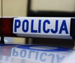 napis policja na belce sygnałów uprzywilejowanych radiowozu