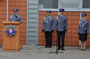 Komendant Powiatowy Policji w Radzyniu Podlaskim wygłasza przemówienie. Obok stoją policjanci