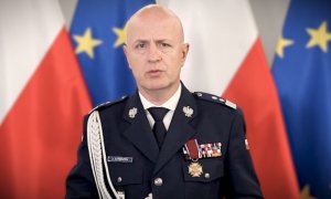 wizerunek Komendanta Głównego Policji generalnego inspektora Jarosława Szymczyka w umundurowaniu galowym nowy wzór w tle flagi Polski i Unii Europejskiej