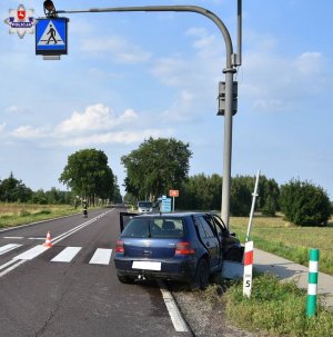 uszkodzony samochód stoi na jezdni