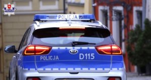 tył radiowóz nowy KIA oznakowany policja, zapalone światła stop,