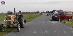 Miejsce zderzenie busa z ciągnikiem rolniczym