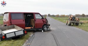 Uszkodzony bus i ciągnik rolniczy stoją na drodze