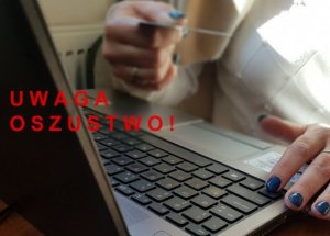 osoba siedząca przy laptopie. Napis oszustwo