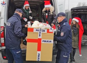 Policjanci przekazują paczkę