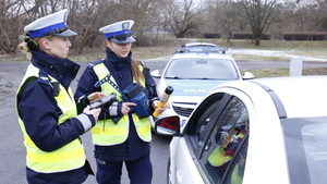 Dwie policjantki zatrzymały kierowcę który przekroczył dozwoloną prędkość.