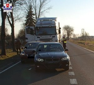 Uszkodzone samochody stoją na jezdni za nimi samochód ciężarowy