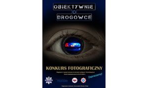 Plakat konkursu na którym w źrenicy ludzkiego oka widać obiektyw a w nim czerwono - niebieskie światła policyjnego radiowozu. Powyżej widnieje napis: Obiektywnie o Drogówce, poniżej: Konkurs fotograficzny. Regulamin i zasady konkursu na stronach: policja.pl i hit.policja.gov.pl.
Termin składani prac: 31.07.2022 r. Zapraszamy. 
Poniżej znajdują się loga: Policji, Gazety Policyjnej, Fundacji Pomocy Wdowom i Sierotom po Poległych Policjantach, NSZZP
Pod logami widoczny jest napis: Organizator konkursu: Komenda Główna Policji