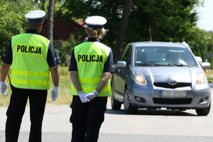 Policjanci podczas służby na drodze.