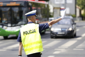 Policjant kieruje ruchem na drodze