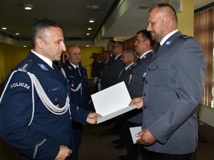 I Zastępca Komendanta Wojewódzkiego Policji w Lublinie wręcza nominację na wyższy stopień służbowy policjantowi