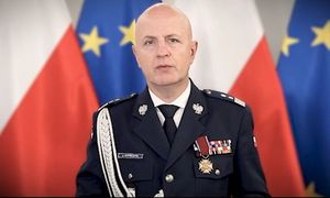 Komendant Główny Policji na tle flag polski i Unii Europejskiej, w nowym wzorze munduru.