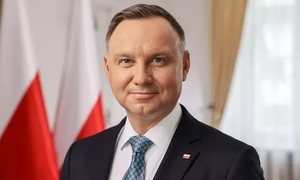 Pan Prezydent Rzeczypospolitej Polski w tle flagi polski