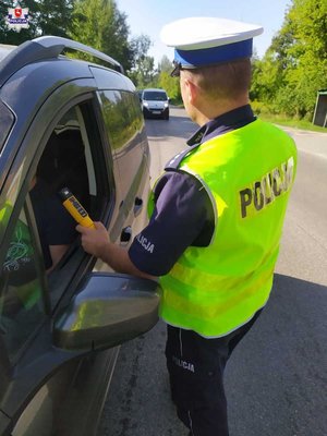 Policjant dokonujący badania stanu trzeźwości