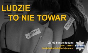 Napis Ludzie to nie towar. Pod spodem: Zgłoś handel ludźmi, tel.: +48 47 72 565 02, handelludzmibsk@policja.gov.pl. Z boku widać policyjne logo. w tle dwie kobiety widoczne tyłem, które są oparte o siebie, jedna jest w bieliźnie druga w skąpej koszulce. Obie maja naklejone etykietki z napisem: na sprzedaż, druga etykietkę: przecena!