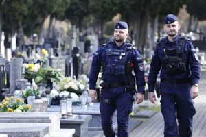 policjanci na cmentarzu