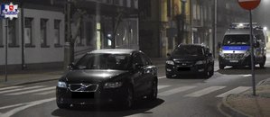 Miejsce wypadku drogowego. Przed przejściem dla pieszych stoi samochód marki Volvo. Za przejściem znajduje się Ford Mondeo i radiowóz.