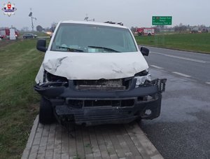 VW Transporter z uszkodzeniami przedniej części stoi na jezdni