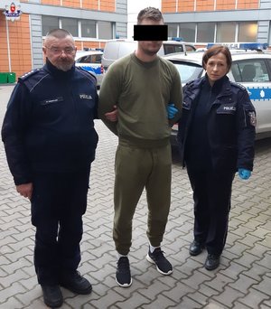 Zatrzymany 24-latek prowadzony przez policjantów